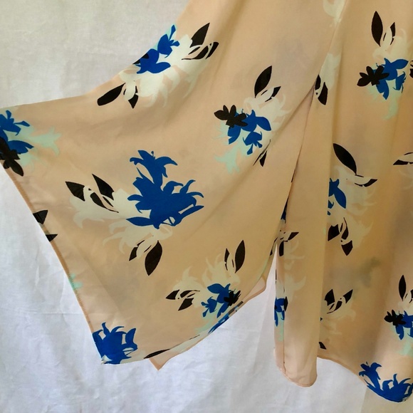 Vince Camuto Flutter Sleeve Print Blouse - Picture 5 of 6